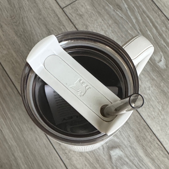 Stanley / Calia exclusive Cream Tumbler with Handle and Straw - Picture 5 of 7